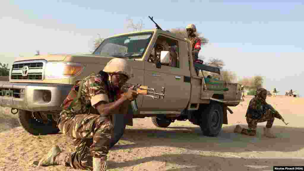 Dans le village de Zenam Kelouri, les soldats nigériens procèdent à une démonstration de force de leur lutte contre Boko Haram, le 29 février 2016.
