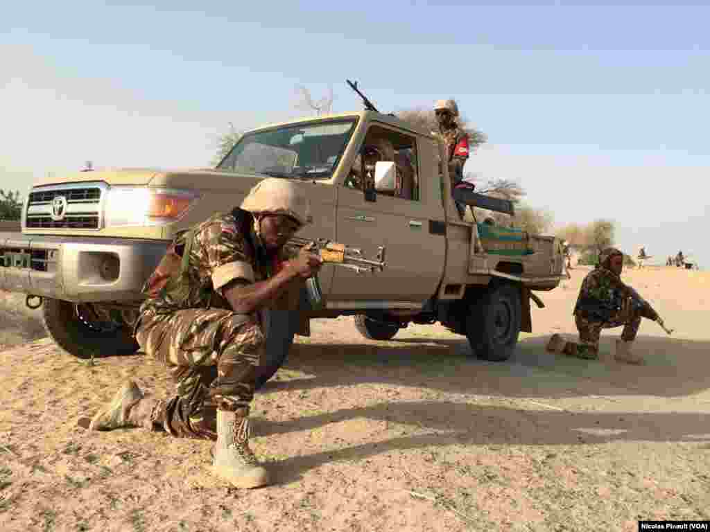 Dans le village de Zenam Kelouri, les soldats nigériens procèdent à une démonstration de force de leur lutte contre Boko Haram, le 29 février 2016. (VOA/Nicolas Pinault)