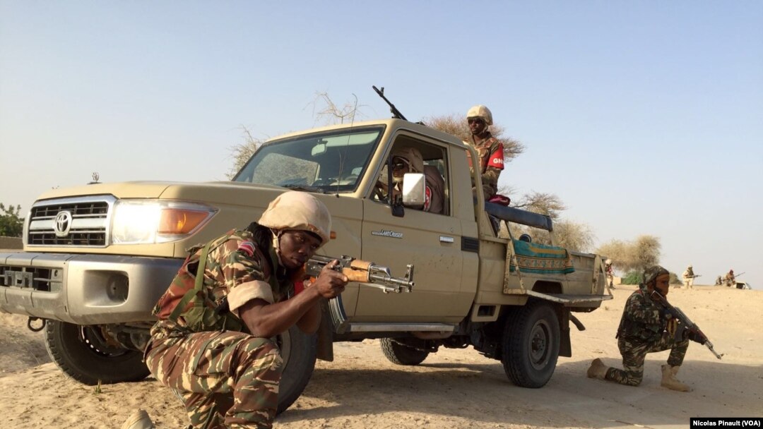 Dans le village de Zenam Kelouri, les soldats nigériens procèdent à une démonstration de force de leur lutte contre Boko Haram, le 29 février 2016.