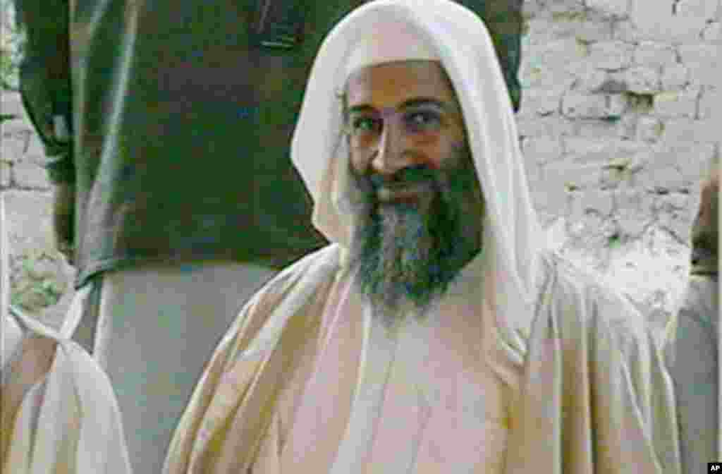 아들의 결혼식에 참석한 오사마 빈 라덴 (2001년)