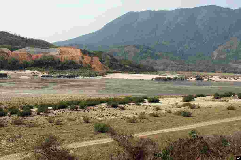 Riverside at Myitsone in Kachin State, Burma, March 31, 2012. (VOA - D. Schearf)