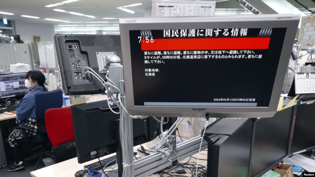 Na ovoj fotografiji tokijske TV Kjodo, od 13. aprila 2023. vidi se poruka upozorenja koja glasi: Japanska vlada upozorava građane najsevernijeg glavnog ostrva Hokaido da odmah potraže zaklon i ostanu u zgradama, saopštivši da je verovatno da će projektil pasti blizu.