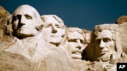 Tượng của 4 Tổng thống Mỹ George Washington, Thomas Jefferson, Teddy Roosevelt và Abraham Lincoln trên Núi Rushmore ở tiểu bang South Dakota.