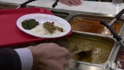 美国穆斯林在华盛顿餐馆为穷人提供食物