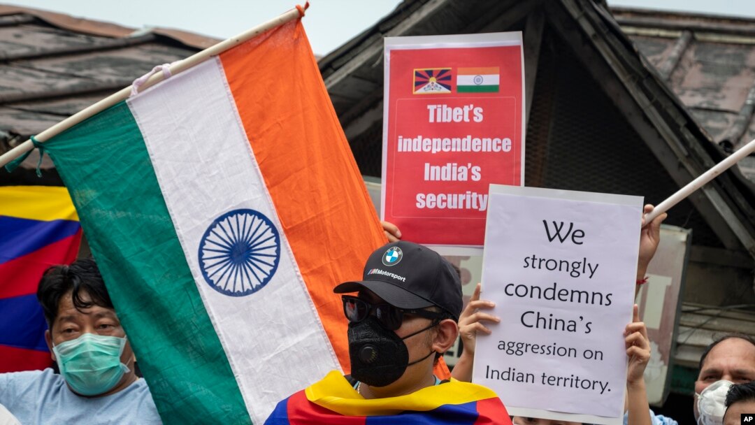 Warga Tibet dalam pengasingan dan warga India setempat berunjuk rasa memprotes pemerintah China di Dharmsala, India, 19 Juni 2020.