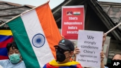 Warga Tibet dalam pengasingan dan warga India setempat berunjuk rasa memprotes pemerintah China di Dharmsala, India, 19 Juni 2020.