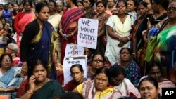 Para aktivis perempuan India melakukan protes menuntut keadilan dan hukuman berat bagi kasus perkosaan di Kolkata, India (foto: dok).