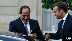 Le président français Emmanuel Macron raccompagne son homologue égyptien Abdel Fattah al-Sisi après leur rencontre à l'Elysée à Paris le 24 octobre 2017. 