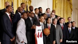 Obama tiene por costumbre recibir en la Casa Blanca a los equipos campeones de las diferentes ligas profesionales de Estados Unidos. 