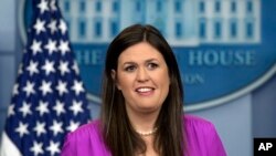 Pòt pawòl Lamezon Blanch Sarah Huckabee Sanders ki tap pale ak laprès nan Mezon Blanch nan Washington, 27 jen 2017.