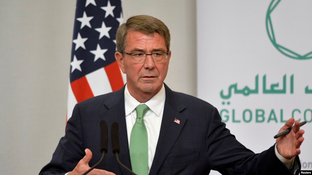 Menteri Pertahanan AS Ash Carter dalam konferensi pers di London (15/12). (Reuters/Hannah McKay)