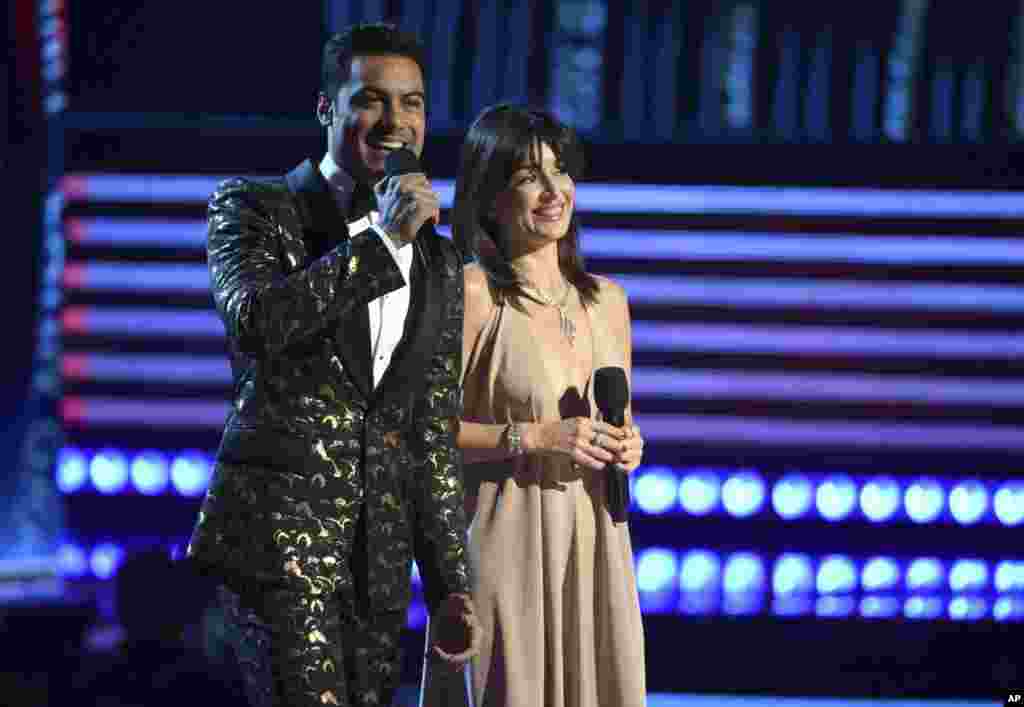 Los anfitriones de la gala, el cantante y actor mexicano Carlos Rivera, y la actriz Ana de la Reguera, durante el show que se celebró el jueves por la noche en la ciudad de Las Vegas. 