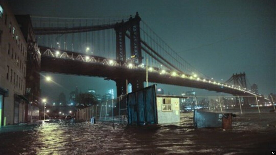 Banjir menggenangi jalanan di bawah Jembatan Manhattan di kota New York akibat badai Sandy. (AP/Bebeto Matthews)