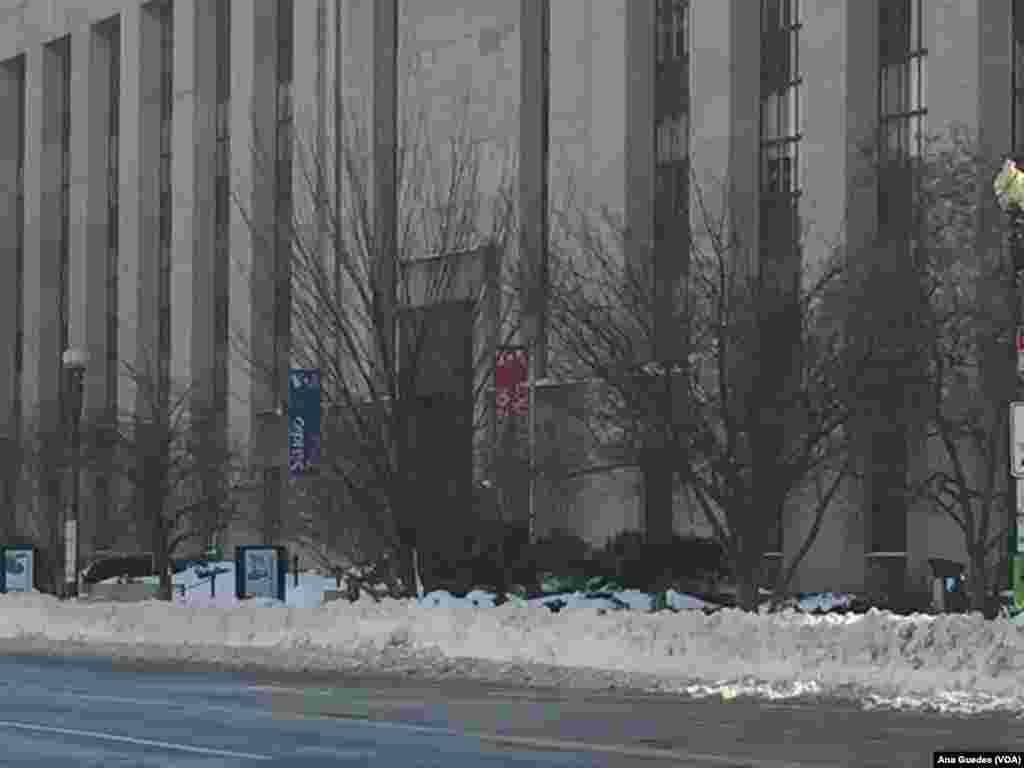 Edifício da Voz da América em Washington DC, rodeado de gelo após o nevão do fim-de-semana