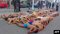 Imagen tomada de un video divulgado por la policía de Ecuador y transmitido por AFP muestra a un grupo de hombres arrestados después de que trataton de tomar un hospital en Guayas el 21 de enero de 2024.