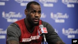 Pemain terbaik (MVP) NBA tahun ini, LeBron James menjamin team bola basket AS akan meraih emas jika bisa bermain kompak sebagai satu tim. 