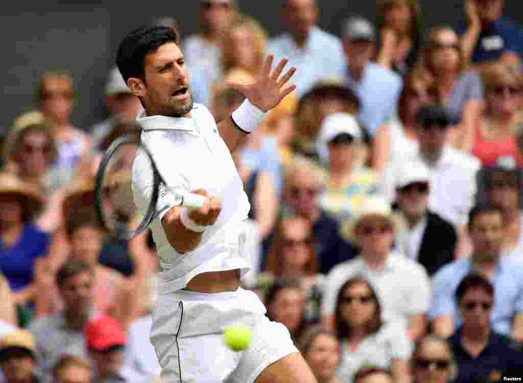 កីឡាការ​ Novak Djokovic នៃ​ប្រទស​ស៊ែប៊ី កំពុង​ប្រកួត​វគ្គ​កណ្ដាល​​ផ្ដាច់​ព្រ័ត្រ​ជាមួយ​កីឡាករ​&nbsp;Roberto Bautista Agut មក​ពី​អេស្ប៉ាញ នៅ​ក្លឹបកីឡា​តិន្នីស All England Lawn ក្នុង​ទីក្រុង​ឡុងដ៍ ប្រទេស​អង់គ្លេស។