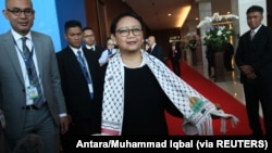 Menteri Luar Negeri Retno Marsudi mengenakan selendang berhias bendera Palestina dan Indonesia, di sela-sela acara Bali Democracy Forum ke-10 yang diadakan di Serpong, Banten, 7 Desember 2017. (Foto: Antara/Muhammad Iqbal via REUTERS)