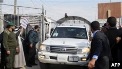 Протестующие палестинцы преградили дорогу кортежу Пан Ги Муна, один из них бросил ботинок в автомобиль Генсека ООН. Сектор Газа. 2 февраля 2012 г.