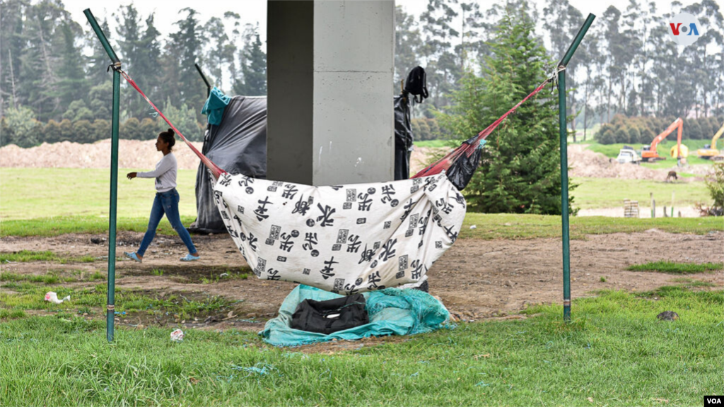 Esta hamaca es una de las camas improvisadas que han armado los migrantes para pasar la noche y descansar también durante el día. [Foto: Diego Huertas]