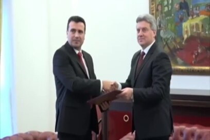 Заев му ги предаде потписите на претседателот