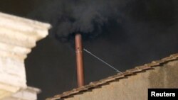 梵蒂岡西斯汀教堂屋頂上的一個小煙囪3月12日冒出黑色煙﹐表明尚未選出新教宗。