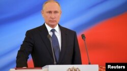 Presiden Rusia Vladimir Putin mengucapkan sumpah jabatan pada pelantikannya sebagai Presiden Rusia di Kremlin, Moskow, Senin (7/5). 