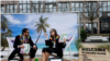 En la imagen, activistas realizan una protesta en una falsa isla tropical que representa un paraíso fisal frente a la reunión de ministros de Finanzas de la UE en Bruselas, el 5 de diciembre de 2017.