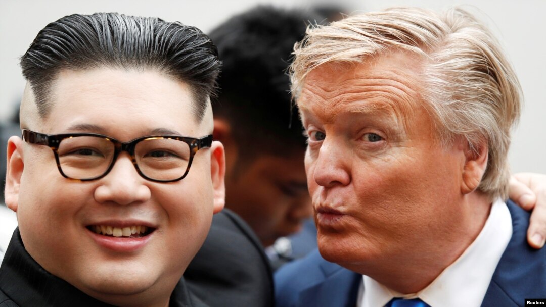 Howard X, một công dân Úc gốc Hoa chuyên đóng giả ông Kim Jong Un (trái), và ông Russell White, đóng giả TT Mỹ Donald Trump, chụp ảnh ở Hà Nội, ngày 22/2/2019. (REUTERS/Jorge Silva) 