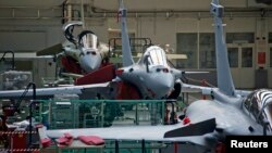 Ligne d'assemblage de l'avion de combat Rafale dans l'usine du constructeur aéronautique français Dassault Aviation à Mérignac près de Bordeaux, sud-ouest de la France, le 10 janvier 2014.