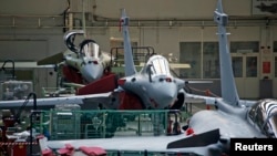 Dây chuyền lắp ráp máy bay chiến đấu Rafale tại nhà máy của nhà sản xuất máy bay Dassault Aviation ở Merignac gần Bordeaux, tây nam nước Pháp.