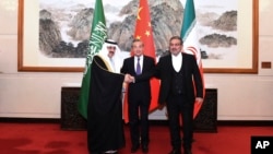 د ایران د قامي سلامتیا شورا علي شامخاني او د سعودي عرب د قامي سلامتیا مشیر مسعاد بن محمد الاېبن په بيجینک کې د مارچ په ۱۱ نېټه ملاقات وکړو