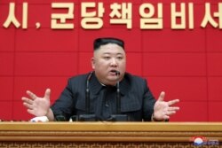 Pemimpin Korea Utara Kim Jong-un berbicara selama kursus singkat pertama untuk kepala sekretaris komite partai kota dan kabupaten di Pyongyang. (Foto: Reuters)