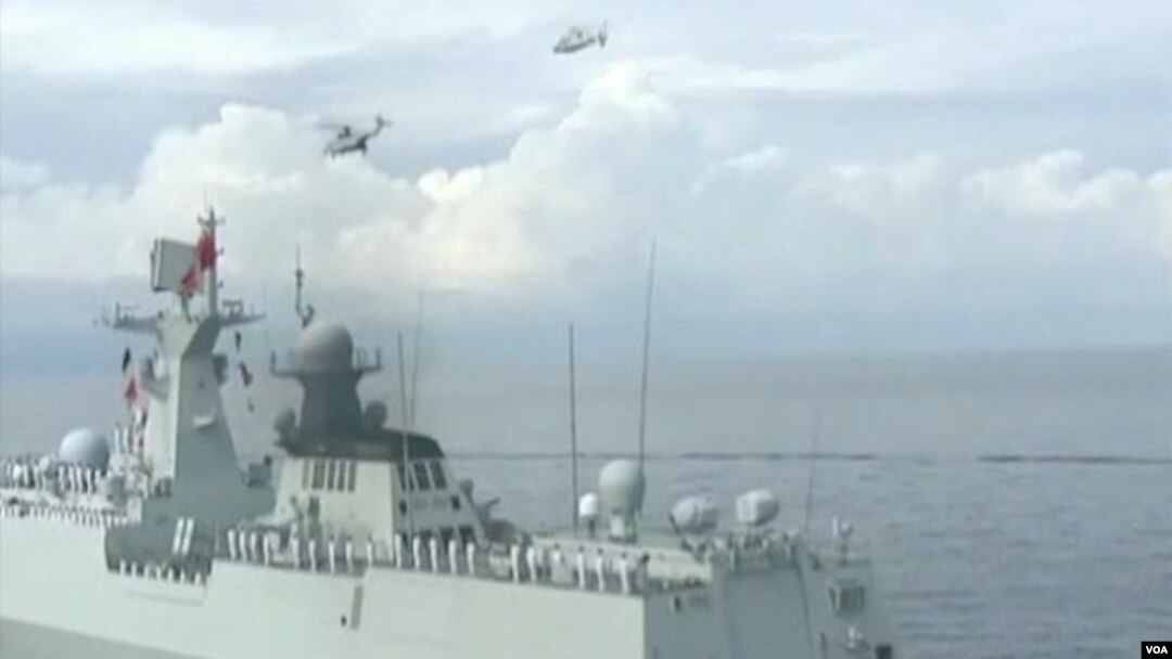 Angkatan Bersenjata China tengah melakukan latihan militer di Laut China Selatan (Foto: dok). Kajian Pertahanan Institut Nasional dalam laporan tahunannya melaporkan bahwa membaiknya kemampuan militer China turut mendorong keagresifan Beijing, Jumat (29/3).