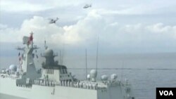 Angkatan Bersenjata China tengah melakukan latihan militer di Laut China Selatan (Foto: dok). Kajian Pertahanan Institut Nasional dalam laporan tahunannya melaporkan bahwa membaiknya kemampuan militer China turut mendorong keagresifan Beijing, Jumat (29/3).