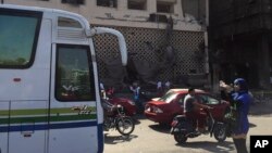 Sur le site d'un accident de voiture devant l'Institut national du cancer au Caire, en Égypte, lundi 5 août 2019. (archives)