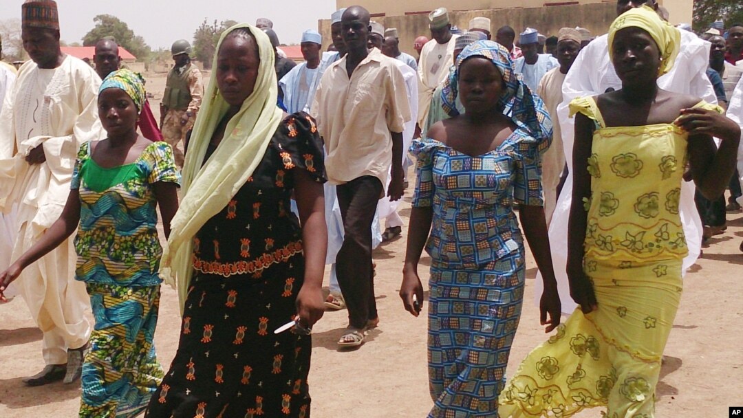 Empat siswi yang diculik dari sekolah mereka, berhasil berkumpul kembali dengan keluarga mereka di Chibok, Nigeria, 21/4/2014.