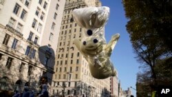 El Pillsbury Doughboy flota por Central Park Avenue West durante el Desfile del Día de Acción de Gracias de Macy's, el jueves 24 de noviembre de 2022, en Nueva York.