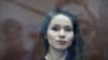 Antonina Favorskaya de pie, en una celda de cristal, en una sala del Tribunal de Distrito de Basmanny en Moscú, el 29 de marzo de 2024. 