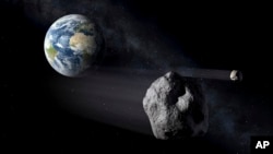 En esta recreación artística, dos asteroides pasan junto a la Tierra.