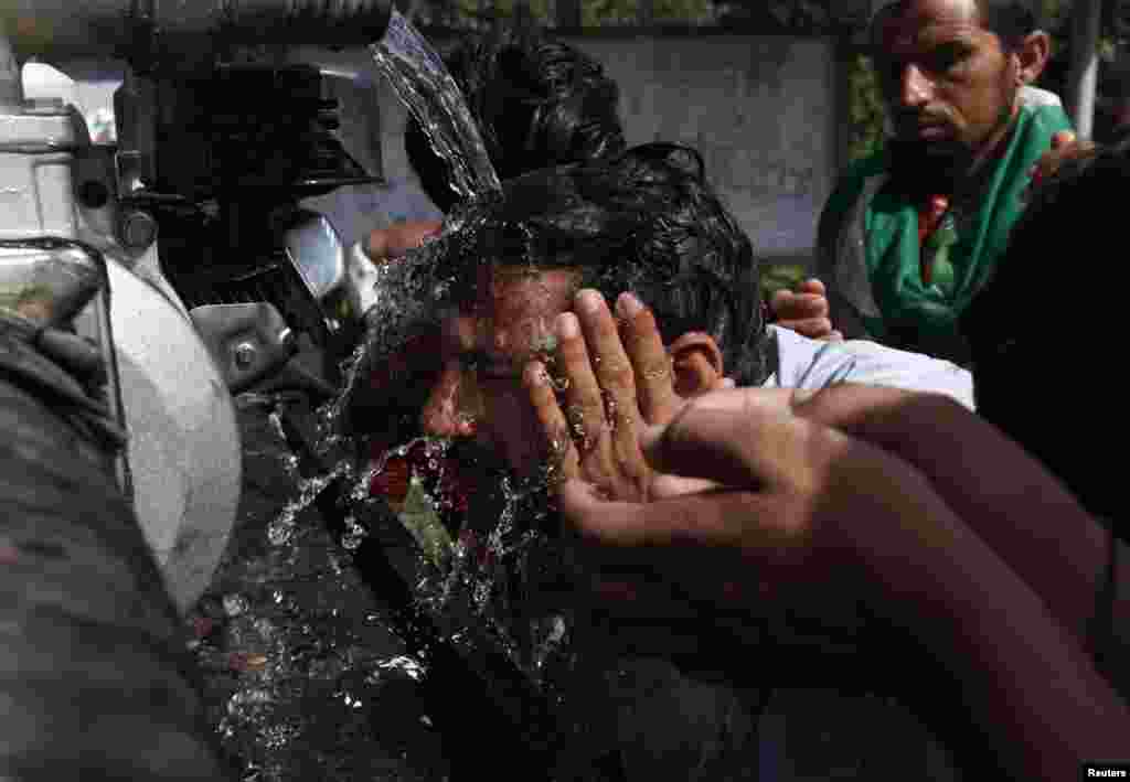 دھرنوں کی جگہ کے قریب لوگوں کے استعمال کے لیے پانی کے کنٹینرز بھی رکھے گئے ہیں۔
