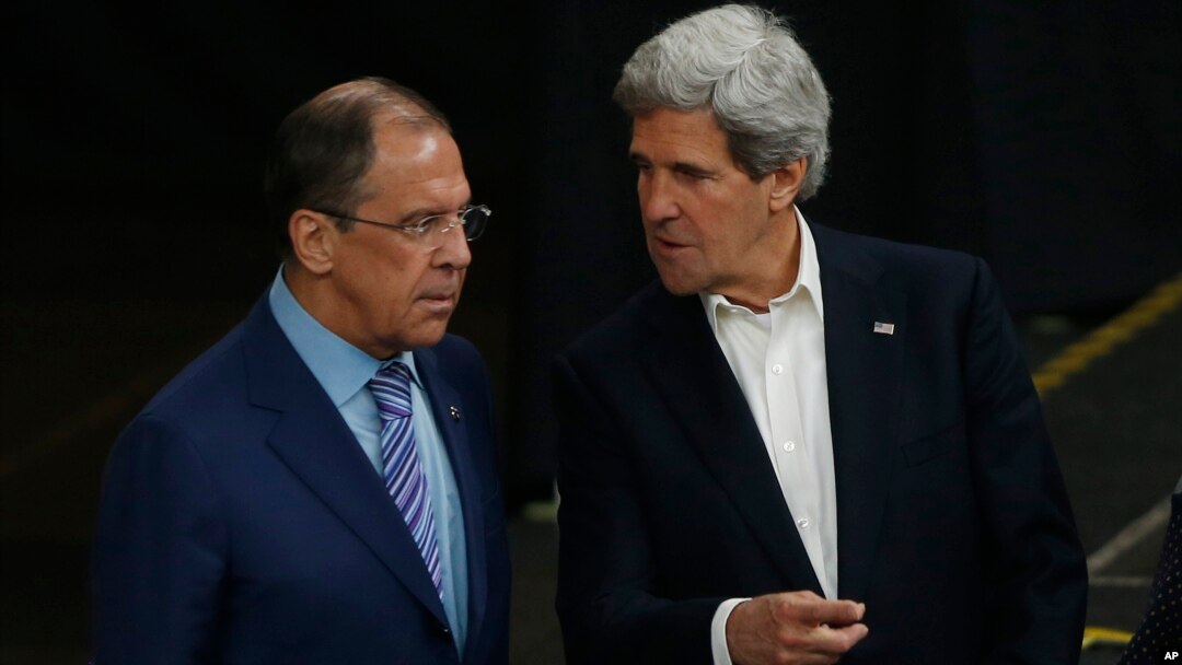Menlu Rusia Sergei Lavrov (kiri) dan Menlu AS John Kerry dalam jumpa pers bersama di Kiruna, Swedia (15/5). 
