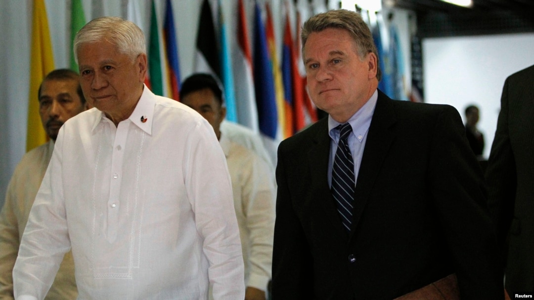 Philippine Foreign Affairs Secretary Albert Del Rosario (L) walks with U.S. Representative Chris Smith upon arrival at the Department of Foreign Affairs headquarters in Pasay city, metro Manila, Nov. 25, 2013. 