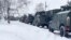 Vojna vozila ruskih mirovnih snaga parkirana da bi se ukrcala u ruske vojne avione na u Rusiji da bi u letjeli za Kazahstan, 6. januar 2022.