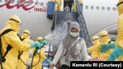 238 WNI yang dievakuasi dari Wuhan, China, tiba di bandara Hang Nadim, Batam, Minggu pagi (2/2). Selanjutnya akan diterbangkan ke Natuna untuk menjalani proses karantina selama 14 hari. (Foto: Courtesy/Kemenlu RI)