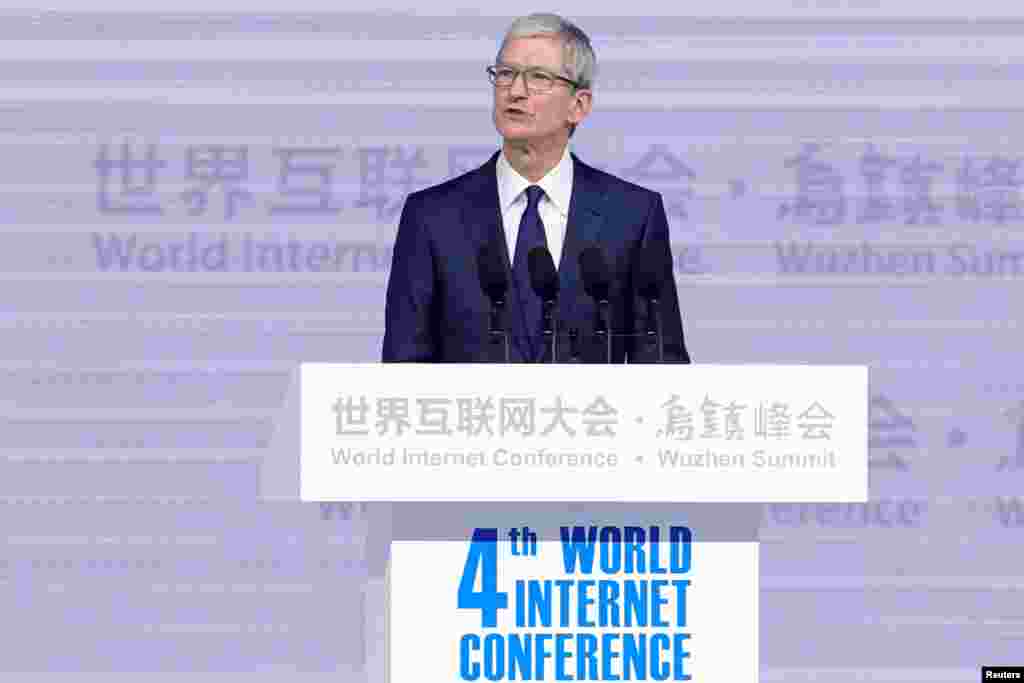 美国苹果公司首席执行官库克（Tim Cook）在中国浙江乌镇举行的第四届世界互联网大会的开幕式上讲话（2017年12月3日）。大会的亮点之一是全球科技企业高管纷纷到场，包括美国苹果公司首席执行官库克（Tim Cook）和谷歌首席执行官皮查伊（Sundar Pichai）。这是硅谷企业第一次派出如此高级别的代表与会。本届大会的主题是&ldquo;发展数字经济，促进开放共享&rdquo;。库克说这也是苹果公司的愿景之一。他说：&ldquo;我们很自豪能与众多的中国合作伙伴一起，帮助建立一个在网络空间共享未来的社区。&rdquo; 库克还说，中国开发者研发的应用程序获得的总收入位居全球之首，超过1120亿元。他没有提及今年早些时候600多个VPN软件被迫从苹果中国区商店下架。