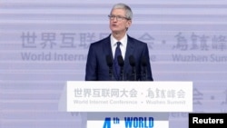 CEO Apple Tim Cook menyampaikan sambutan dalam upacara pembukaan Konferensi Internet Dunia di Wuzhen, China, 3 Desember 2017. (Foto: dok).