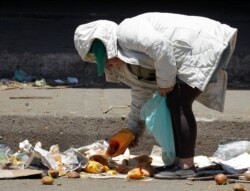 Una mujer busca verduras en un basurero en Bogotá. Distintos organismos han advertido sobre el aumento de la pobreza en América Latina, debido a la pérdida de empleos de millones de personas.