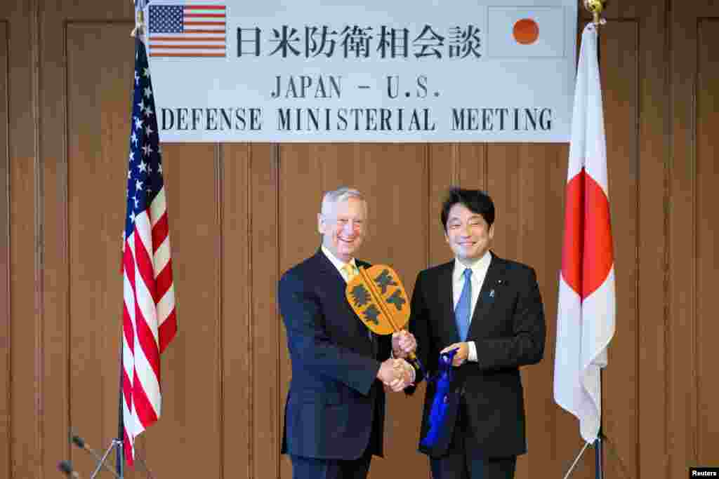 美国国防部长马蒂斯在东京与日本防卫相小野寺五典举行会谈（2018年6月29日）。 小野寺说，美国同意继续与日本举行联合军演。 马蒂斯还多次提到被朝鲜绑架的日本人问题，他提到小野寺五典胸前佩戴的蓝丝带说：&ldquo;我注意到你佩戴的蓝丝带，我们与你们同在&rdquo;。马蒂斯还让日方放心，被绑架的日本人问题会在与朝鲜的讨论中经常提及。