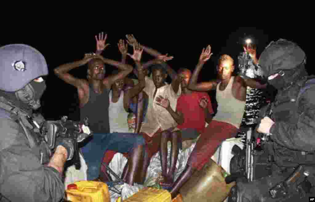 Kikosi maalm cha jeshi la majini la Ureno kutoka manwari ya 'Alvares Cabral' wnawakamata maharamia wa Kisomali walojaribu kuteka nyara meli ya uvuvi iliyokuwa inasafiri kwa bendera ya hispania ya 'Ortube Berria' .